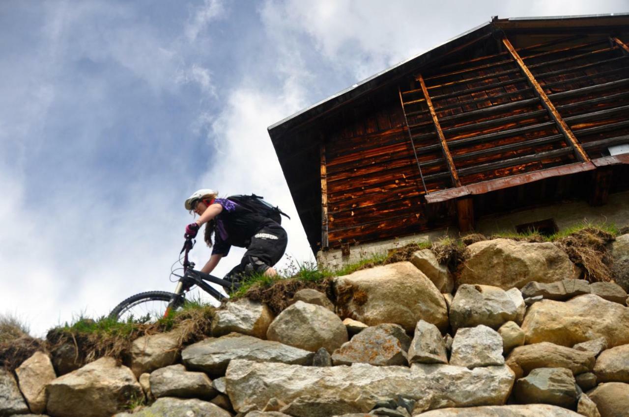 Catrina Hotel Disentis Bagian luar foto